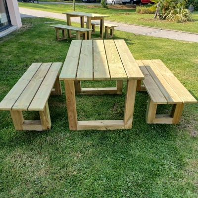 Table et banquettes en bois